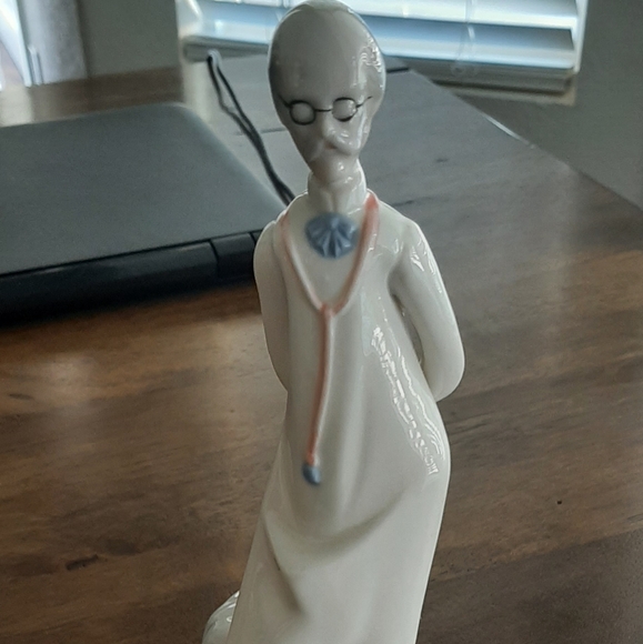 Duncan Royale doctor figurine - Picture 2 of 5